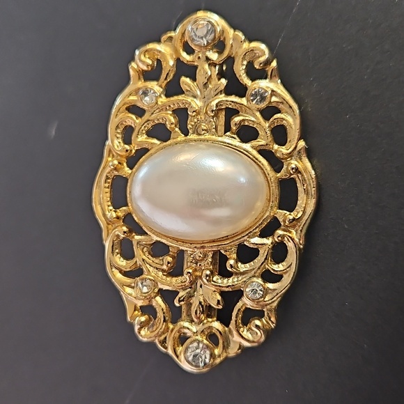 Vintage brooch Jewelry - Vintage gold pearl in diamond brooch